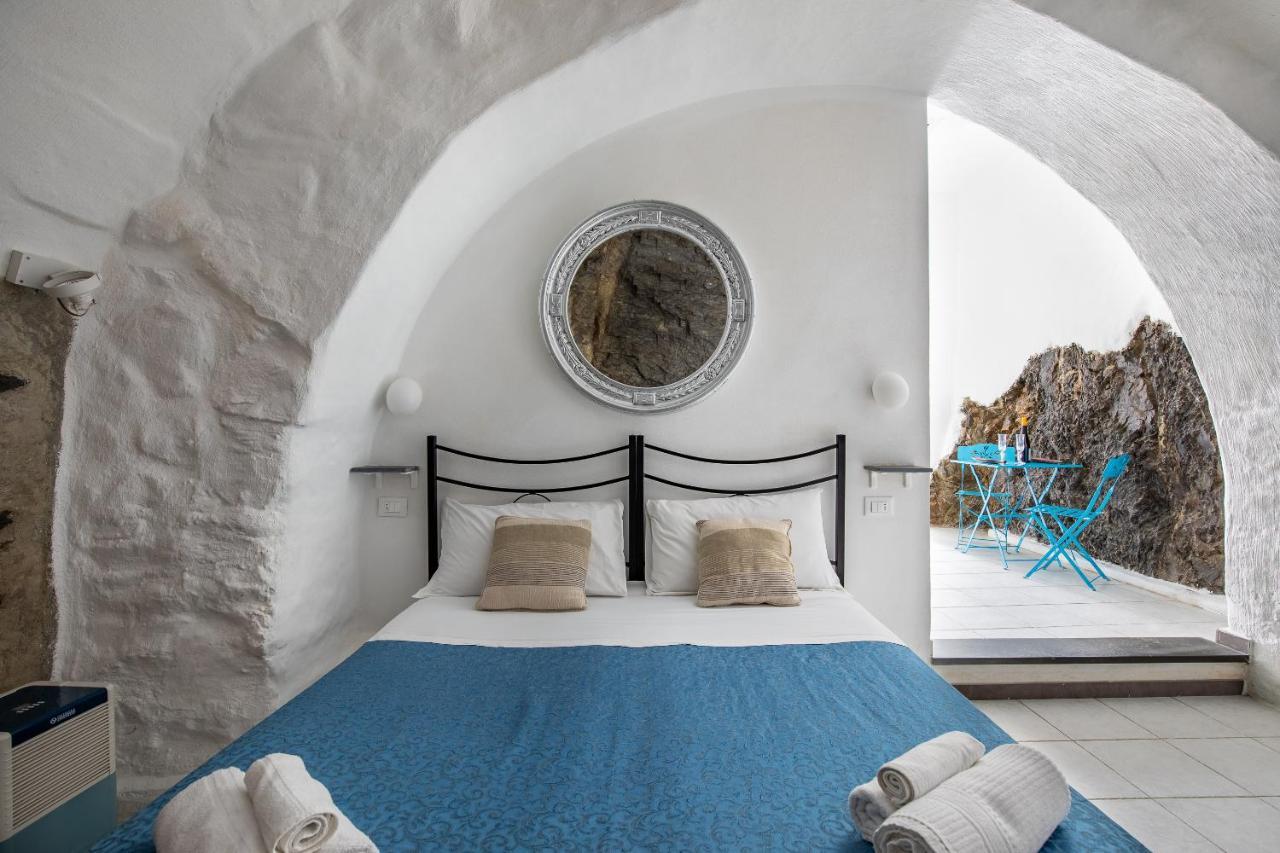 Pepita Apartment , Big Window To The Sea Манарола Екстериор снимка