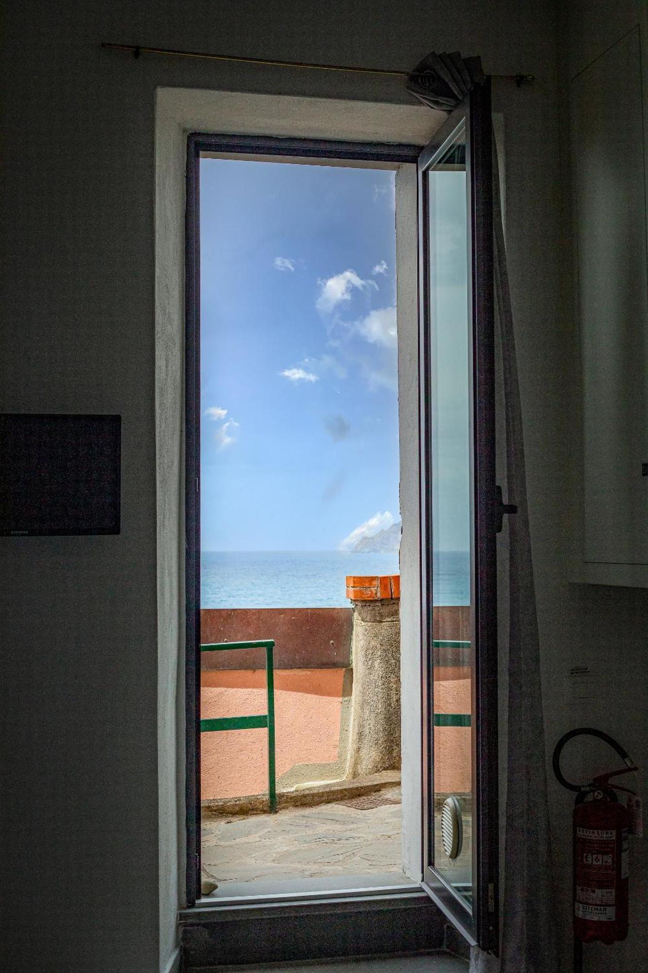 Pepita Apartment , Big Window To The Sea Манарола Екстериор снимка